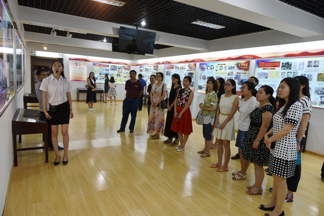 参观展览.JPG